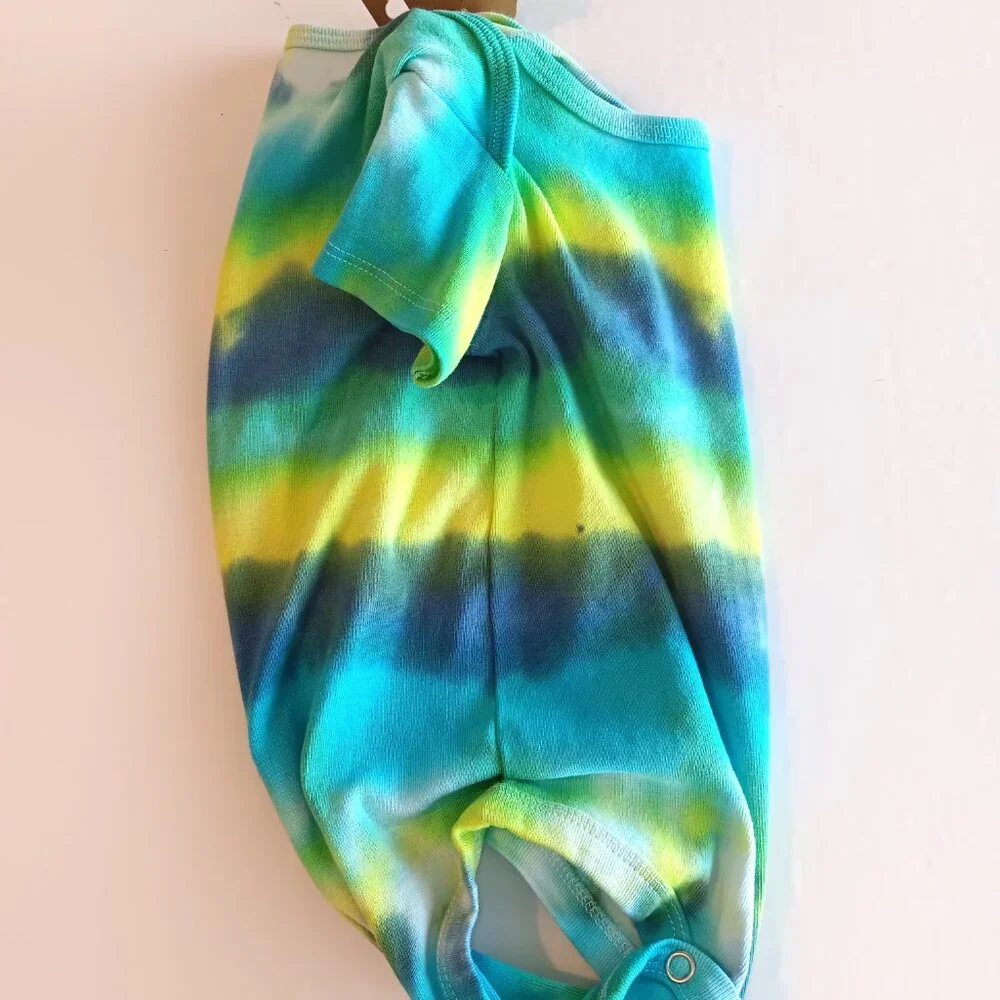 Tie Dye Baby Body Suit With 3 Snap Crotch Blue Yellow Green Size 9-12 Months NWT - Picture 6 of 14